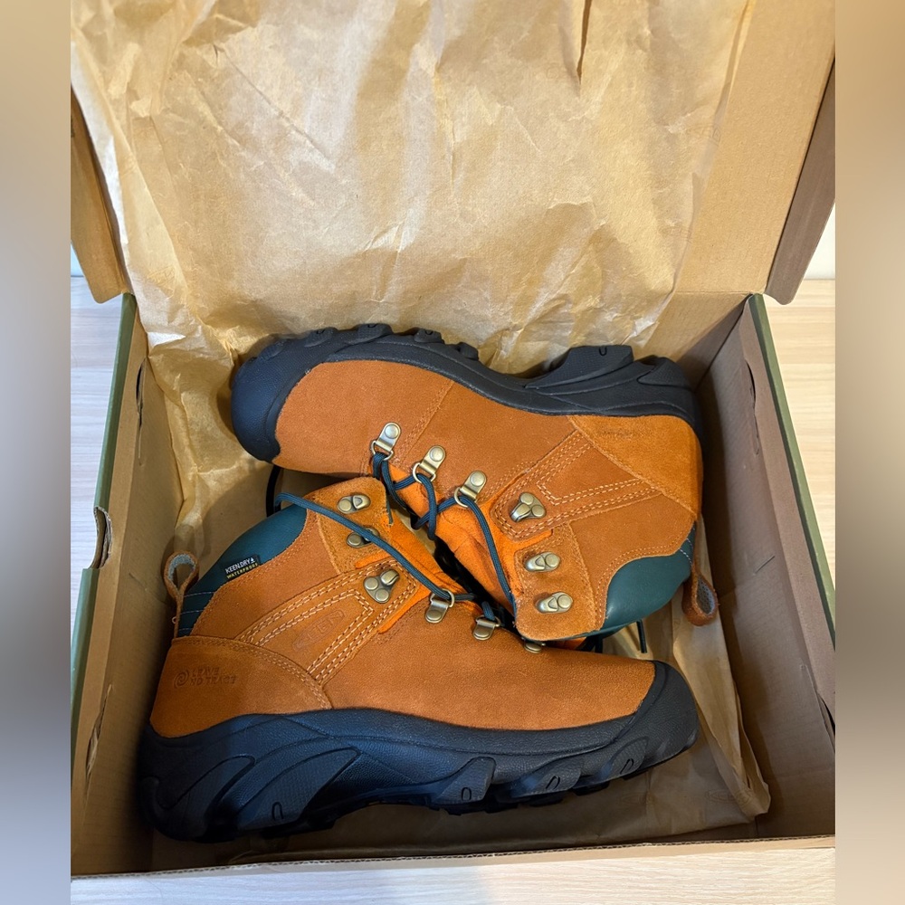 NEW Keen Pyrenees Hiking boots